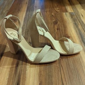 NIB 7.5 Nude Heels
